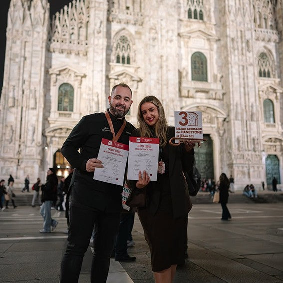 El equipo de Cremoso con su premio frente al Duomo de Milán