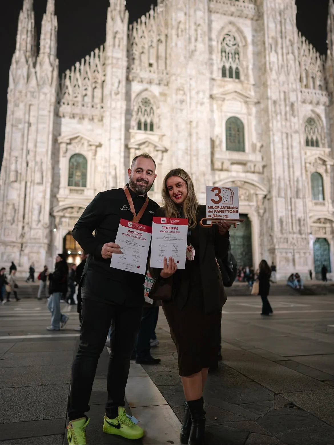 El equipo de Cremoso con su premio frente al Duomo de Milán